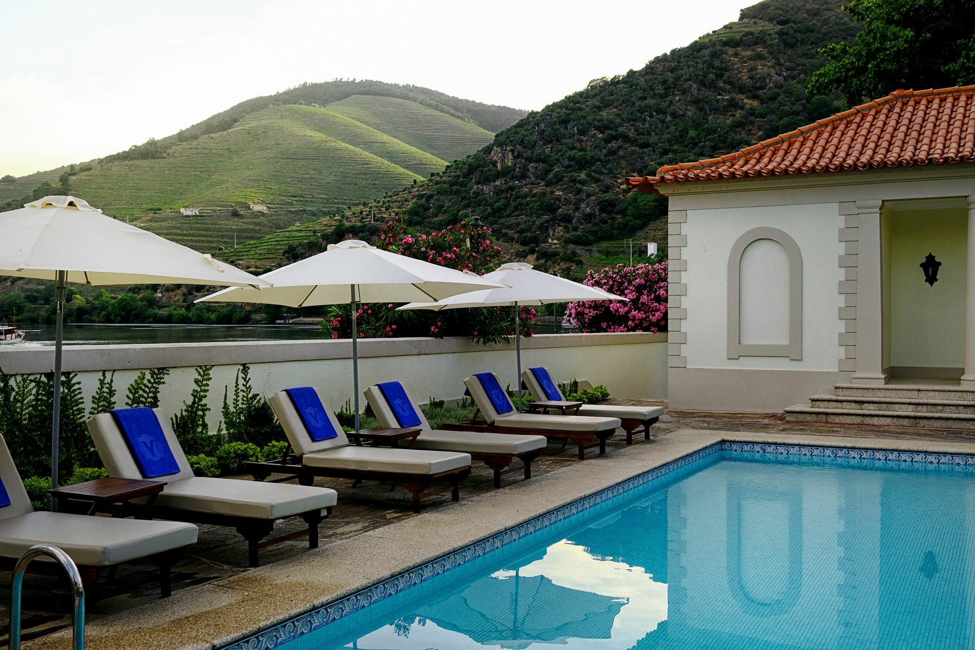 Hotel The Vintage House - Douro Pinhão Esterno foto The swimming pool at the hotel
